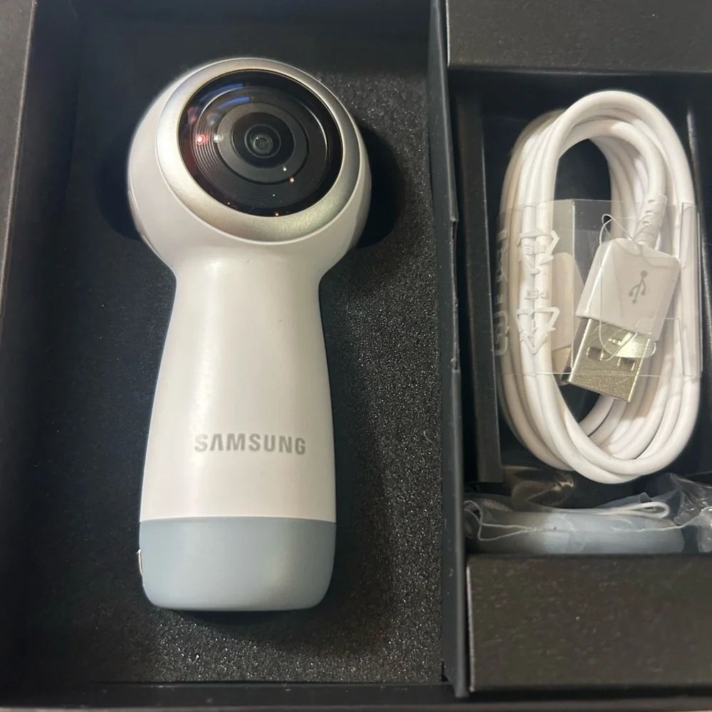 Samsung Gear 360 in Black Box